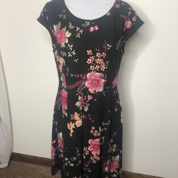 Kaileigh black floral short sleeve midi dress size medium - Picture 2 of 13